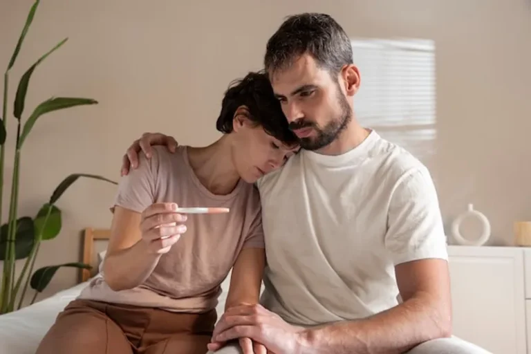 Factores que afectan la fertilidad masculina y femenina más allá de la edad